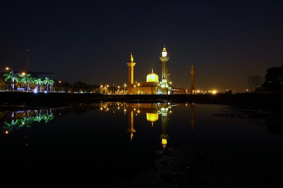 Free Image of Magnificent illuminated mosque with reflection at night 