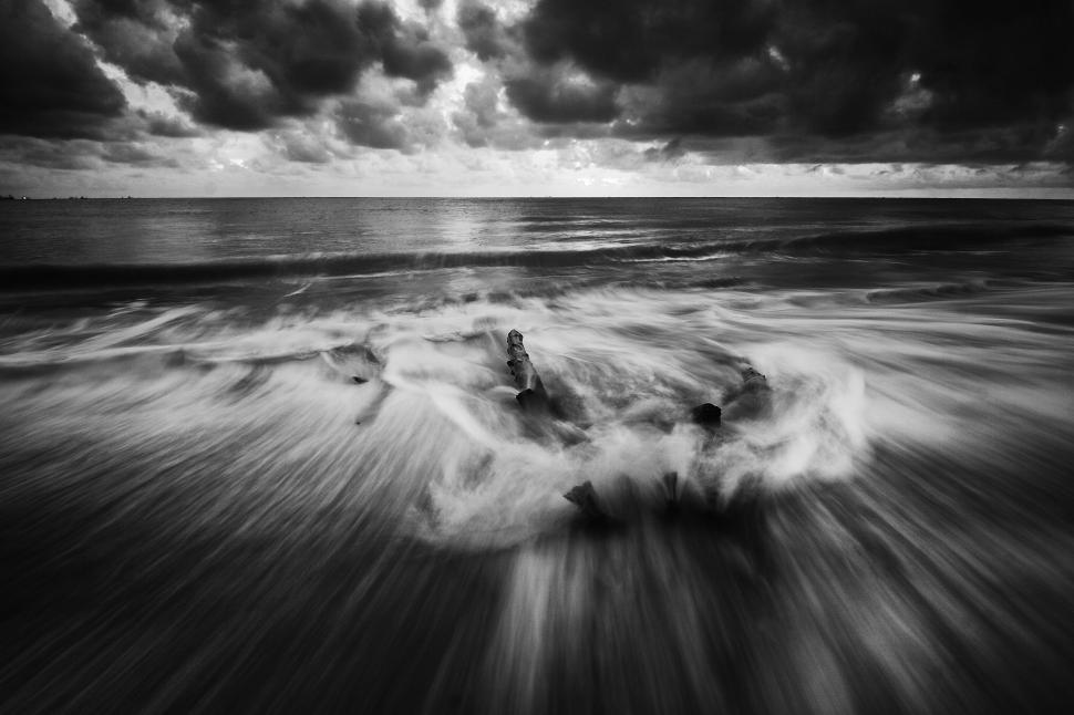 Free Image of Monochrome image of ocean waves moving towards shore 