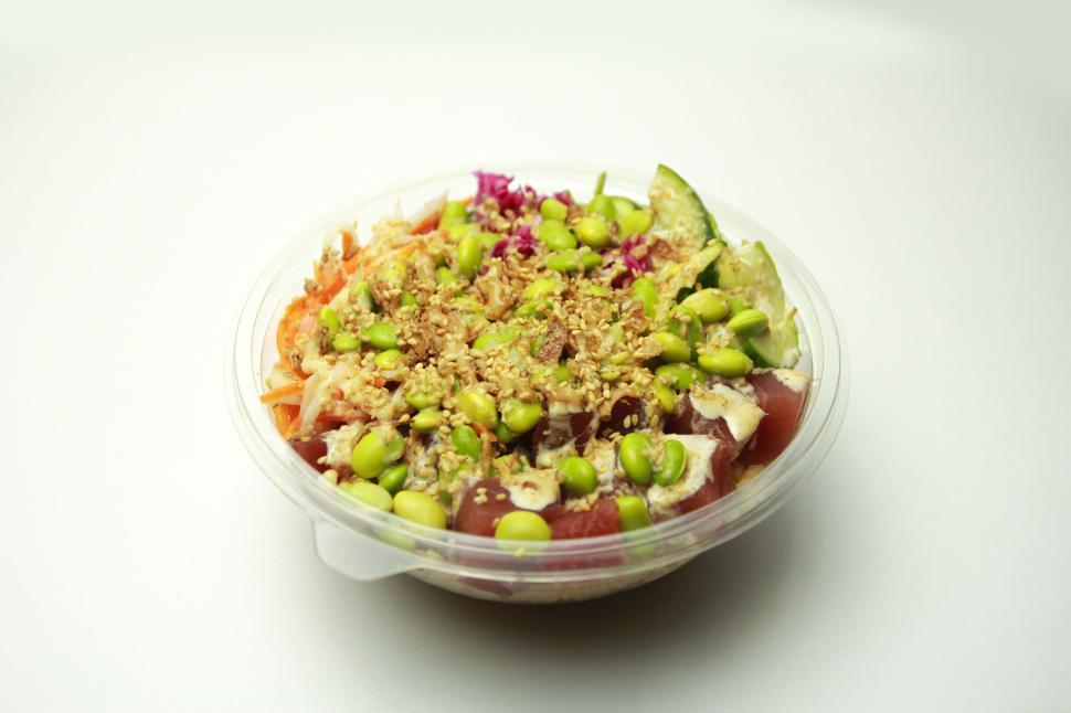 Free Image of Healthy poke bowl with vibrant vegetables and greens 