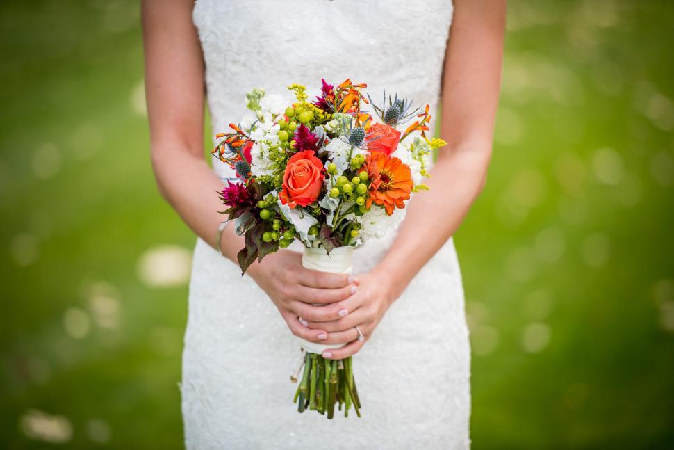 Free Image of Bride holding colorful bouquet on her wedding day 