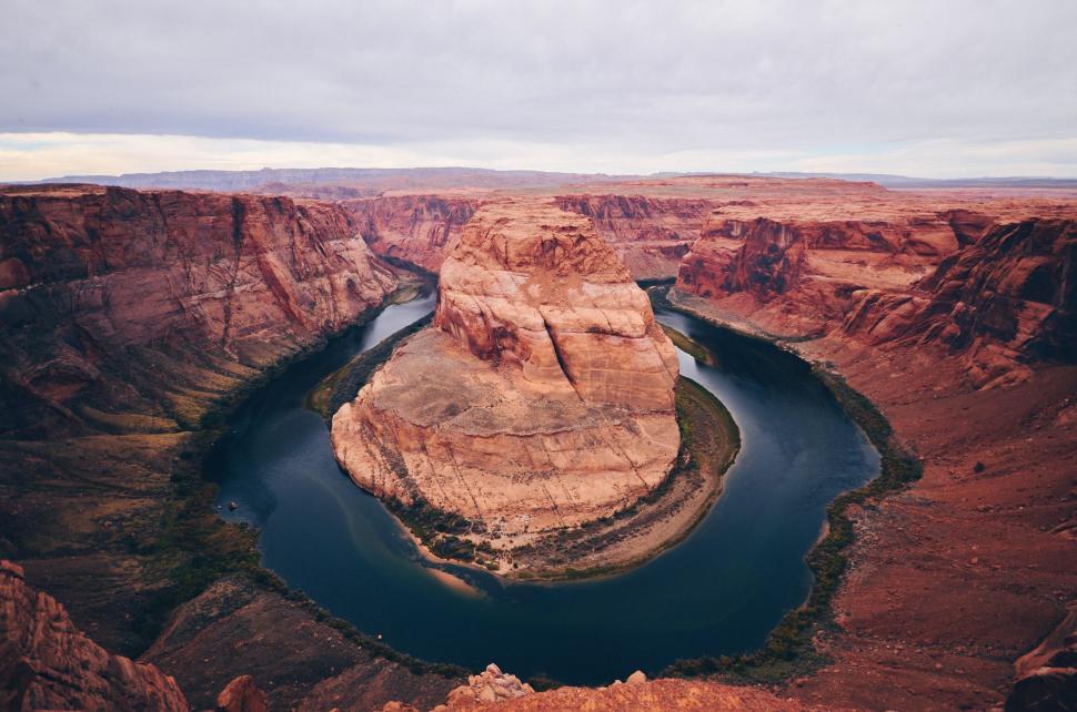 Free Image of Horseshoe Bend s iconic rock formation and river bend. 