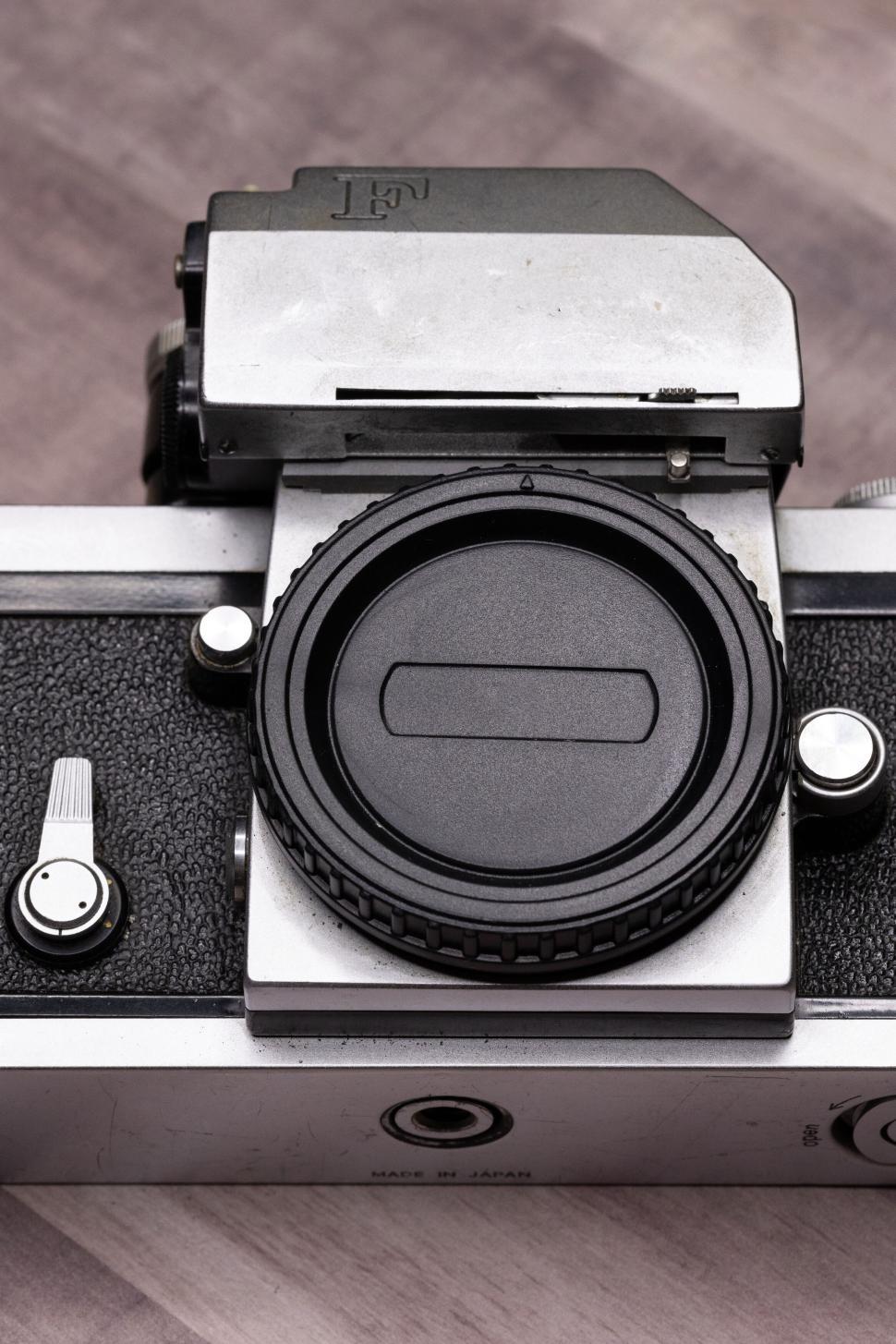 Free Image of Top view of a retro analog camera with lens cap. 