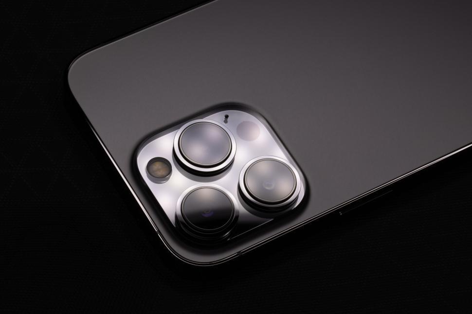 Free Image of Modern smartphone camera with three lenses close-up. 
