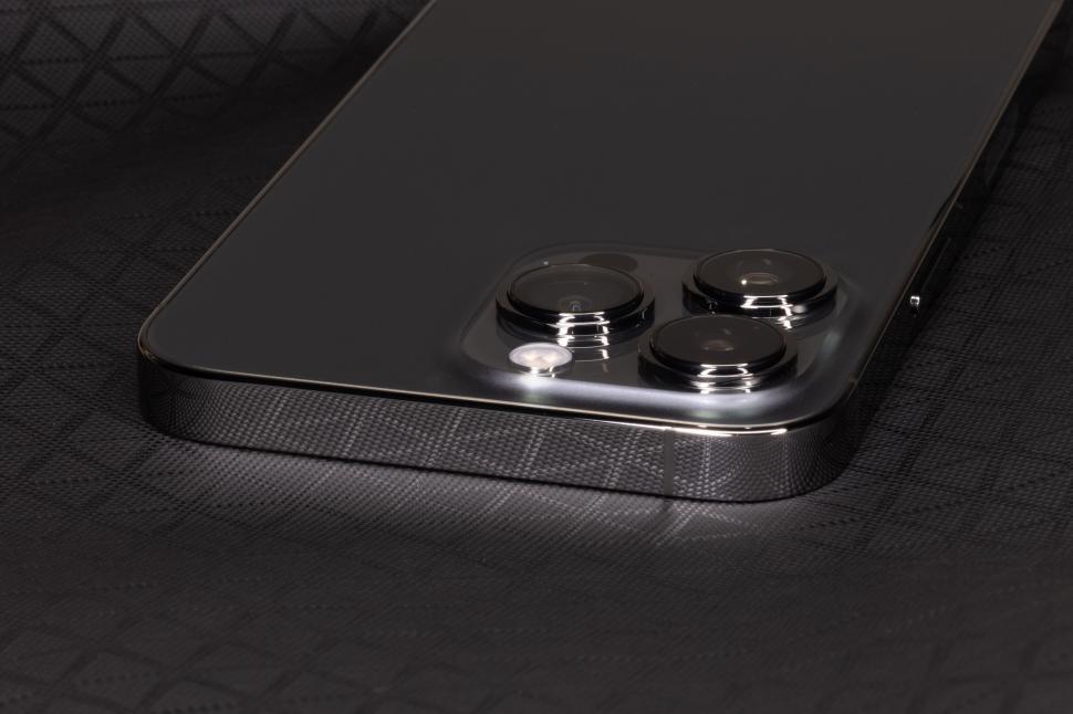 Free Image of Close-up of a sleek smartphone with triple cameras. 