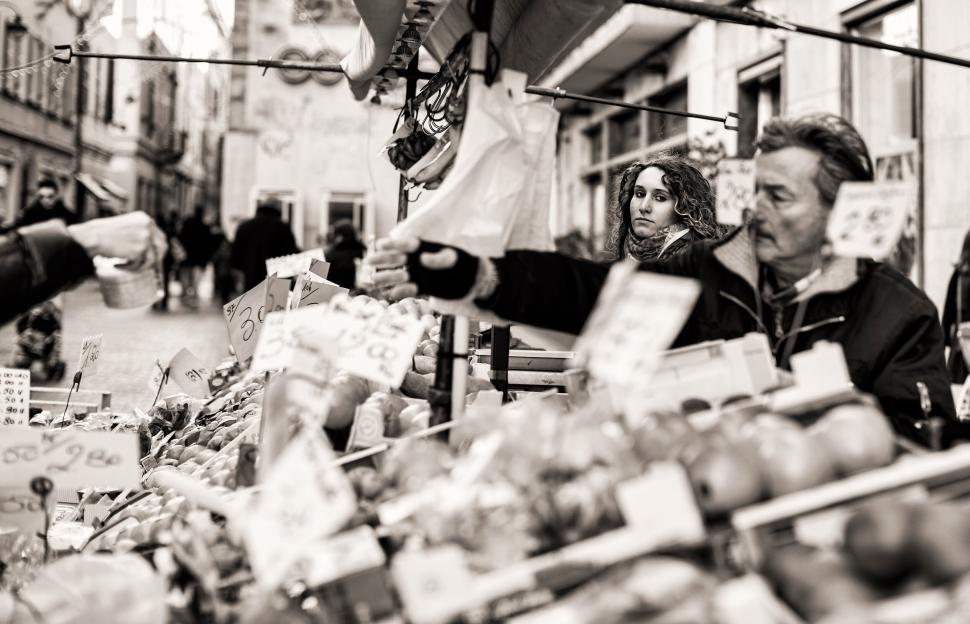 Free Image of Market scene with vendors and produce, busy atmosphere 