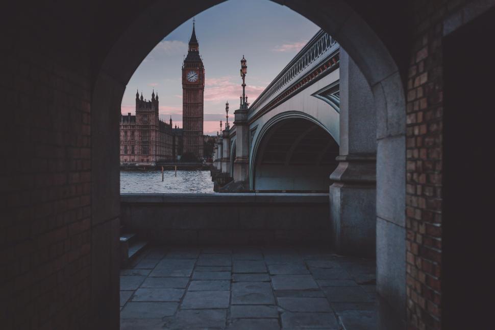 Free Image of Iconic Big Ben and Westminster Bridge in evening light 