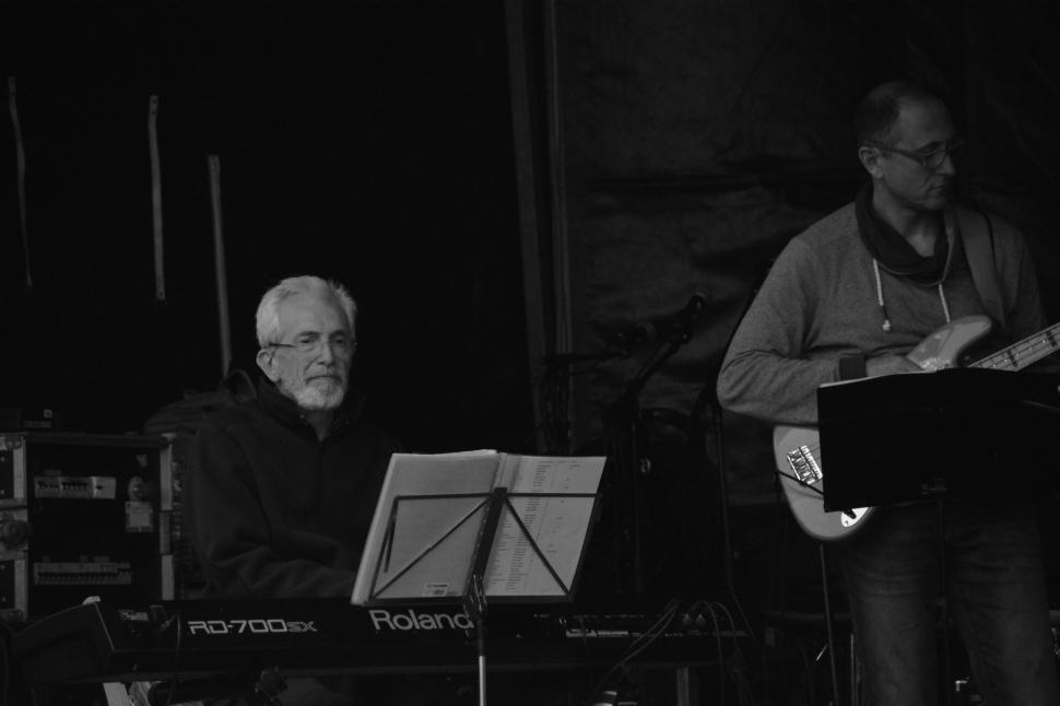 Free Image of Musicians performing with keyboard and guitar, grayscale 