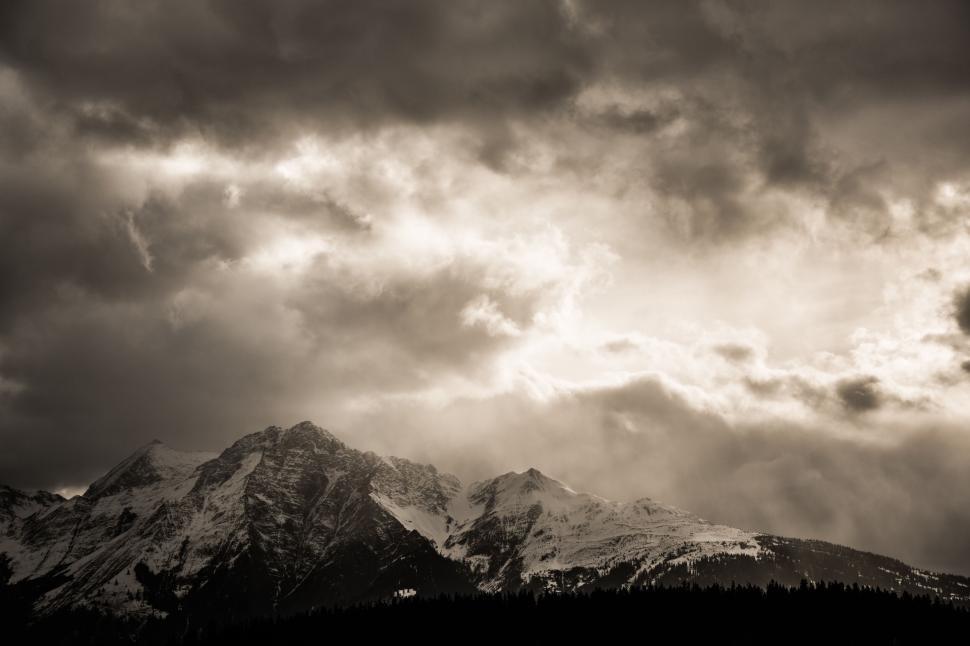 Free Image of Dramatic mountain scenery under cloudy skies panorama 