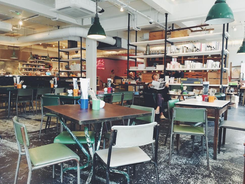 Free Image of Modern caf? interior with tables and chairs, cozy feel 