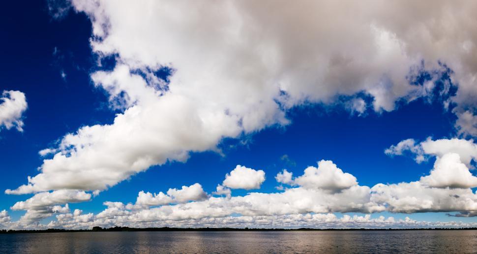 Free Image of Vast sky with clouds over horizon and tranquil water. 