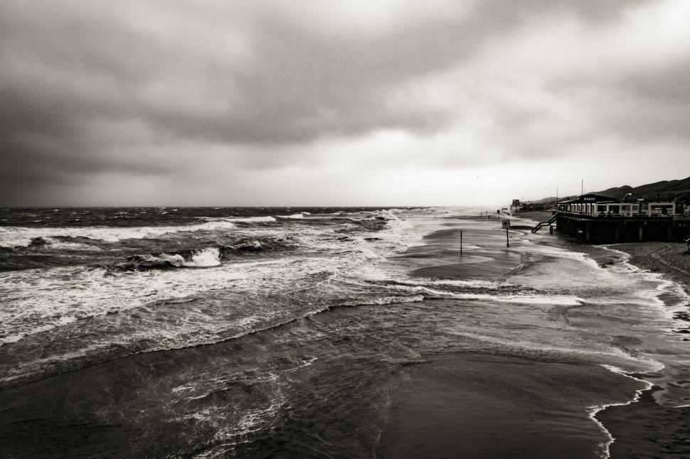 Free Image of Monochromatic image of a stormy beach with waves 
