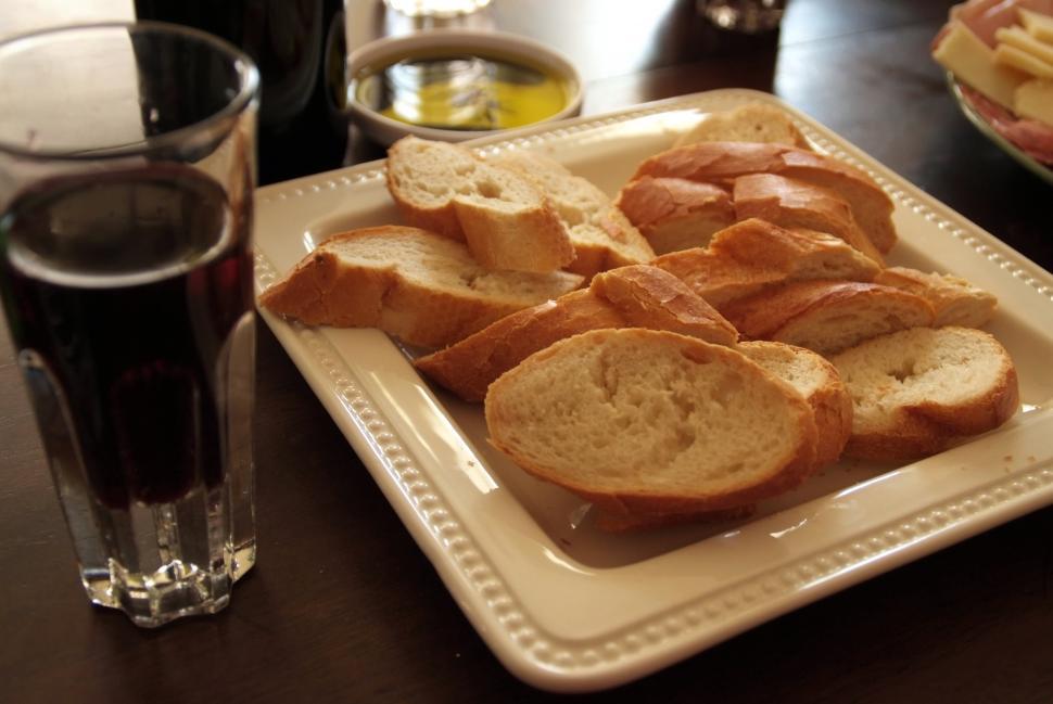 Free Image of French Bread and Wine 
