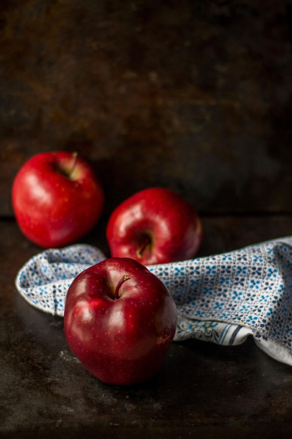 Free Image of Three ripe red apples on napkin with rustic background 