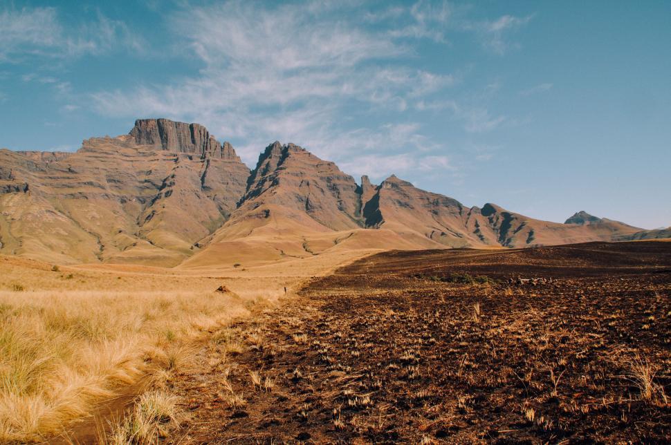 Free Image of Arid mountain range with clear blue sky above 
