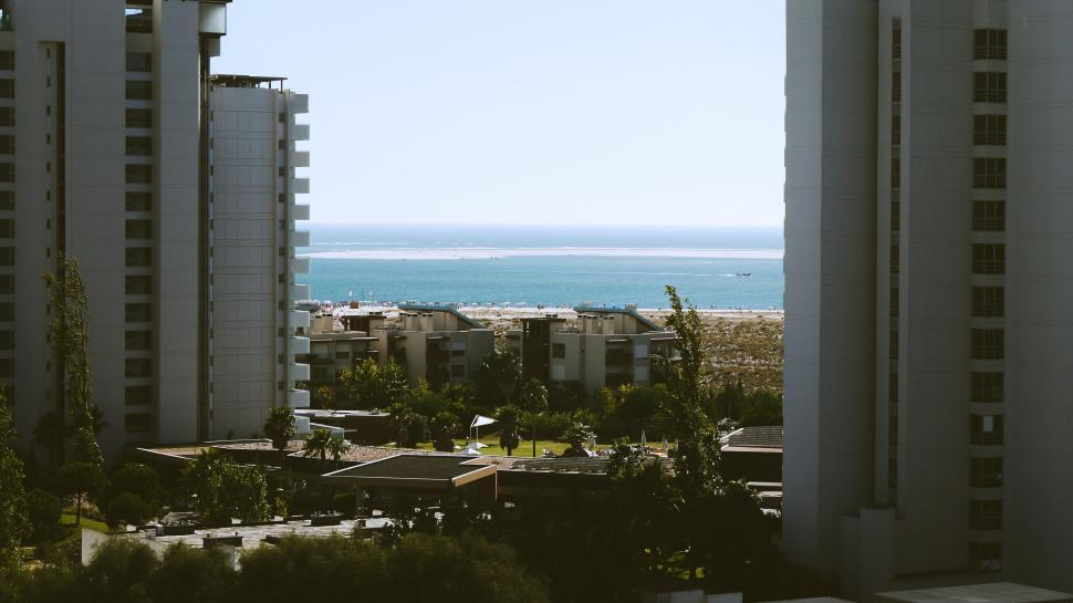 Free Image of View of seaside resort area with tall buildings nearby. 
