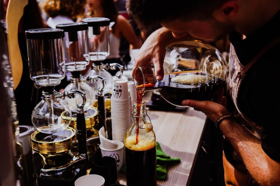 Free Image of Barista pouring coffee using a vacuum coffee maker 