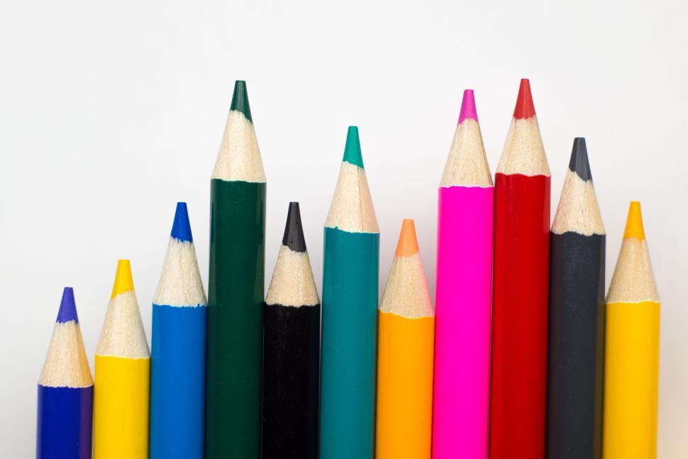 Free Image of Close-up of colored pencils arranged in sequential order. 