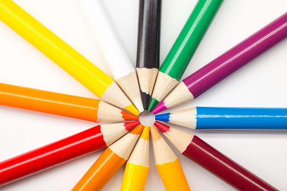 Free Image of Colorful pencils arranged in a circle with points inward. 