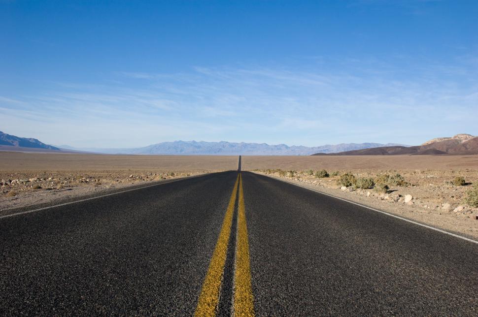 Free Image of Long straight road extending into the distant horizon 