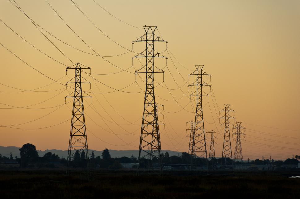 Free Image of Silhouettes of power lines at sunset in a calm landscape 