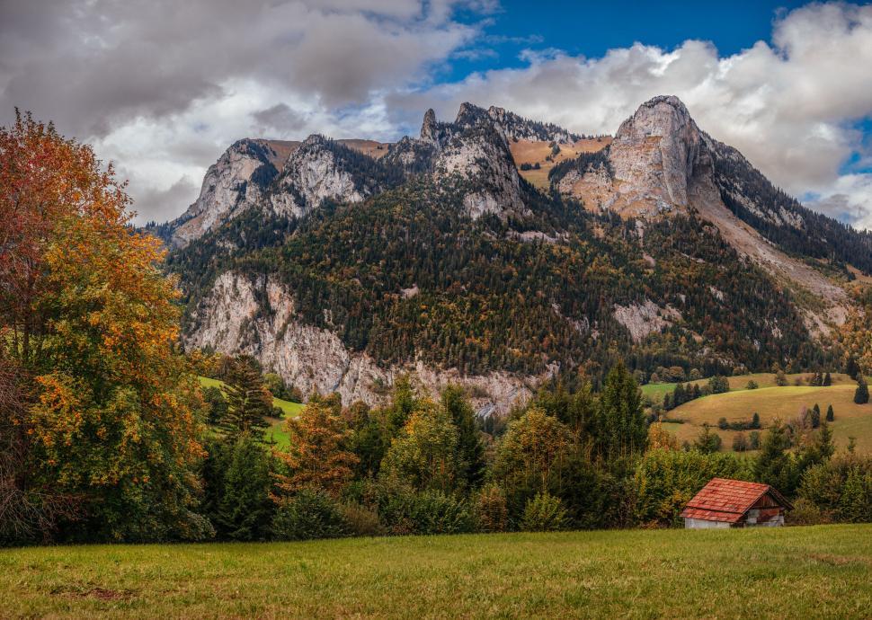Free Image of Picturesque mountain range with vibrant autumn foliage. 