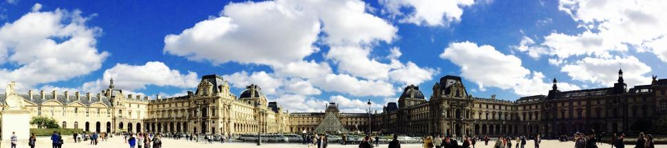 Free Image of Panoramic view of famous museum and plaza under blue sky. 