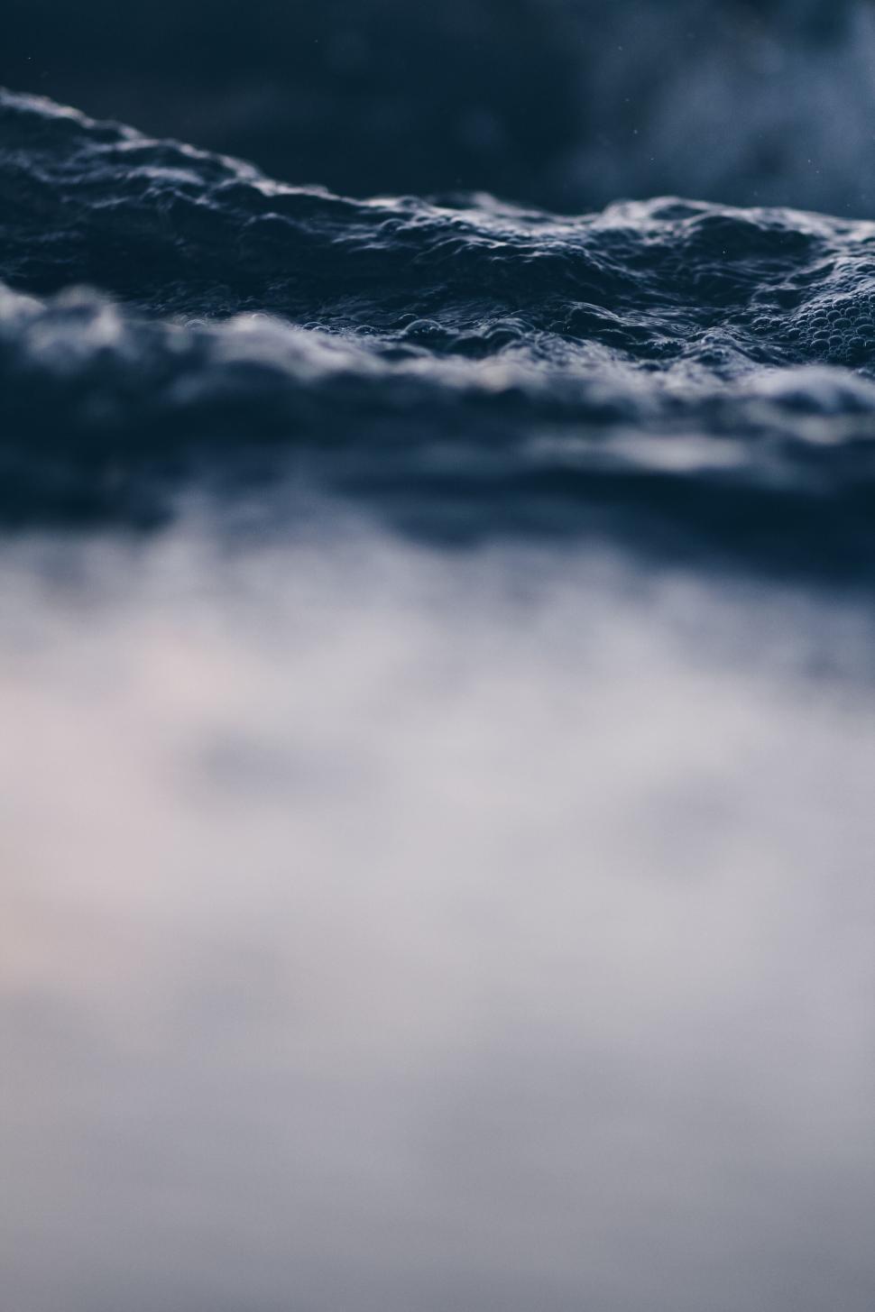 Free Image of Abstract blurred image of ocean waves in motion 
