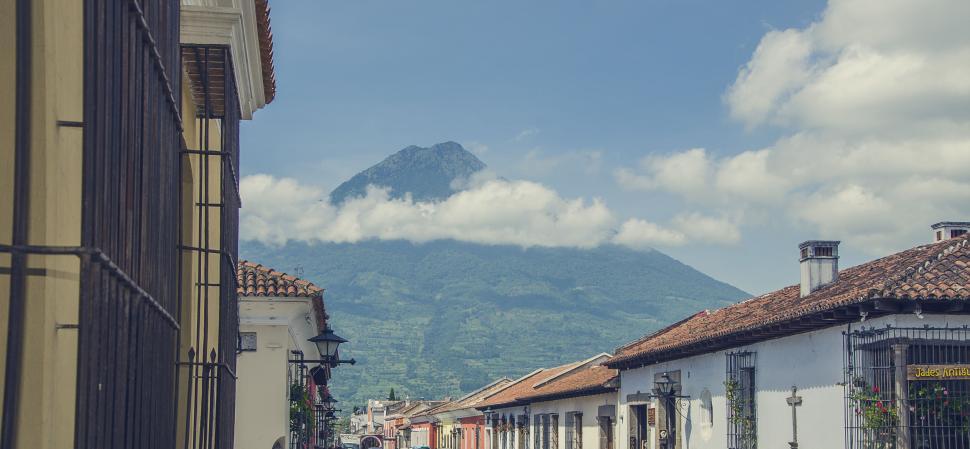 Free Image of Colonial street view with mountain in the background 