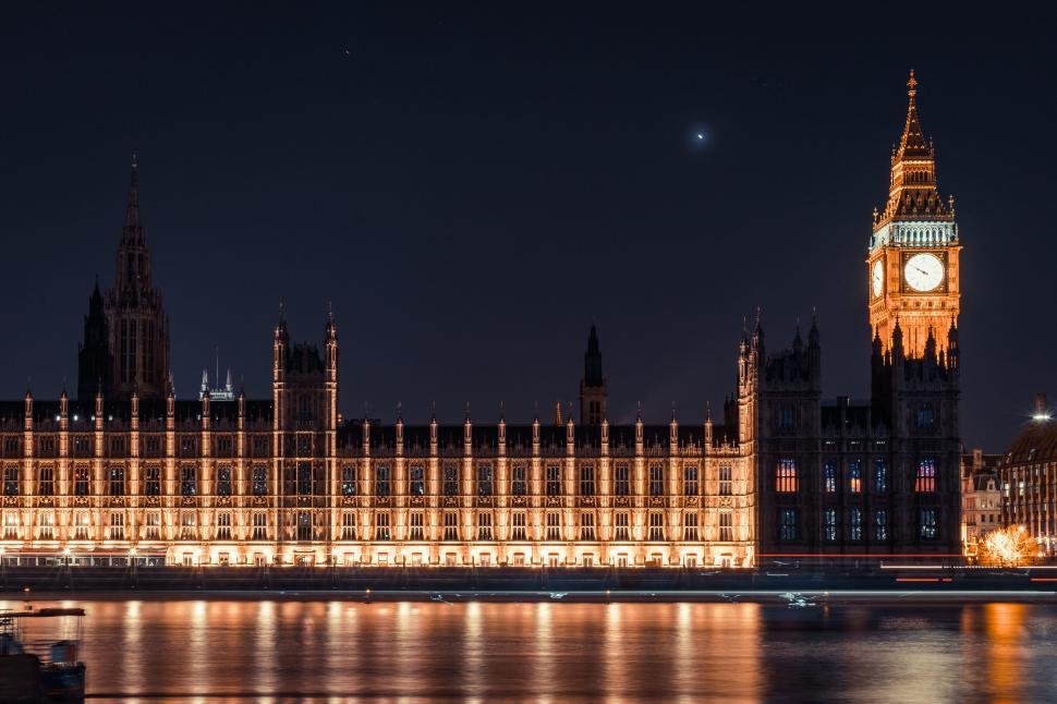 Free Image of Nighttime view of Parliament and Big Ben in London. 