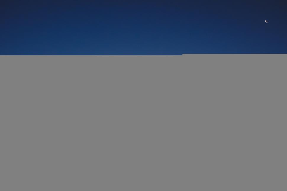 Free Image of Stunningsunset with a gradient from orange to deep blue. 
