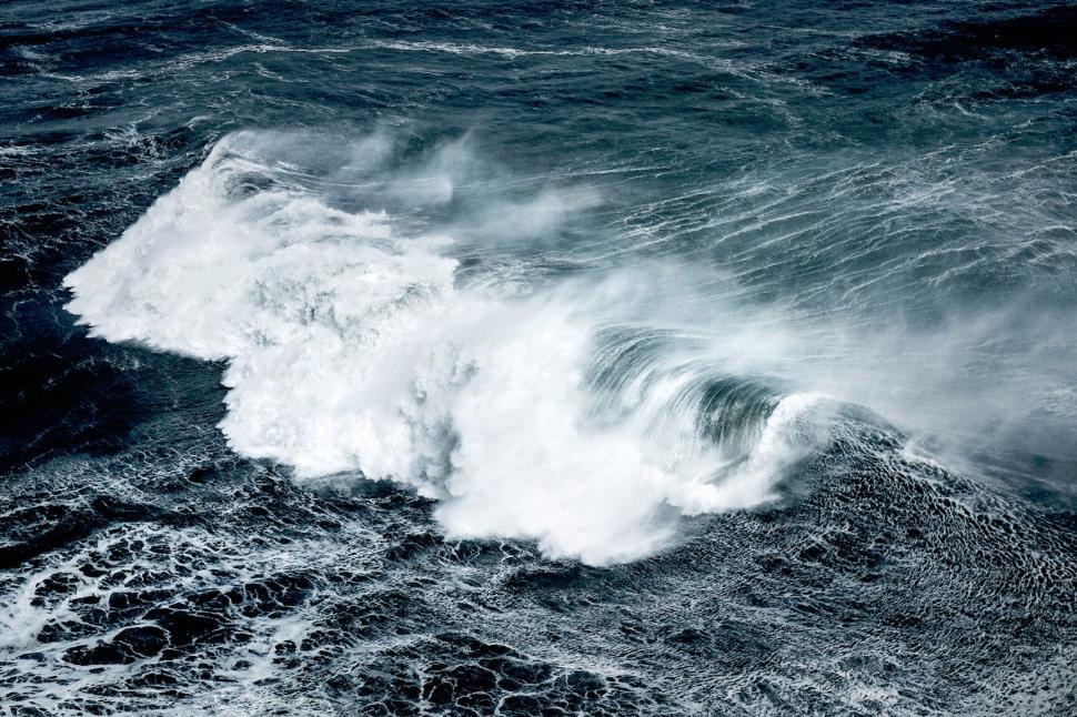 Free Image of Majestic ocean waves crashing against dark blue water 