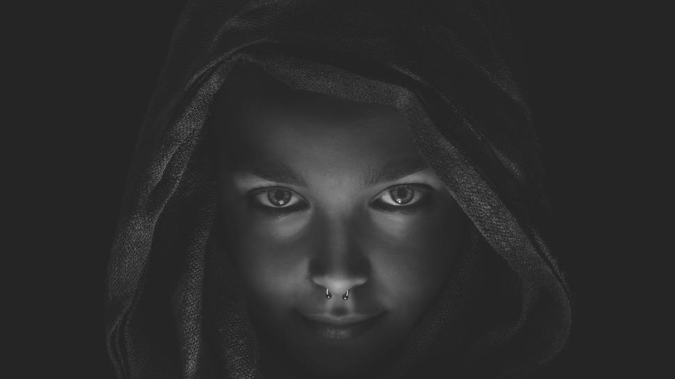 Free Image of Close-up of person in hooded cloak with piercing eyes 