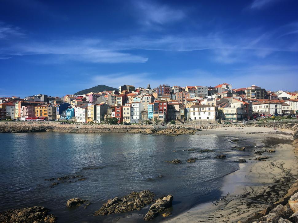 Free Image of Vibrant coastal town with colorful buildings by the sea 