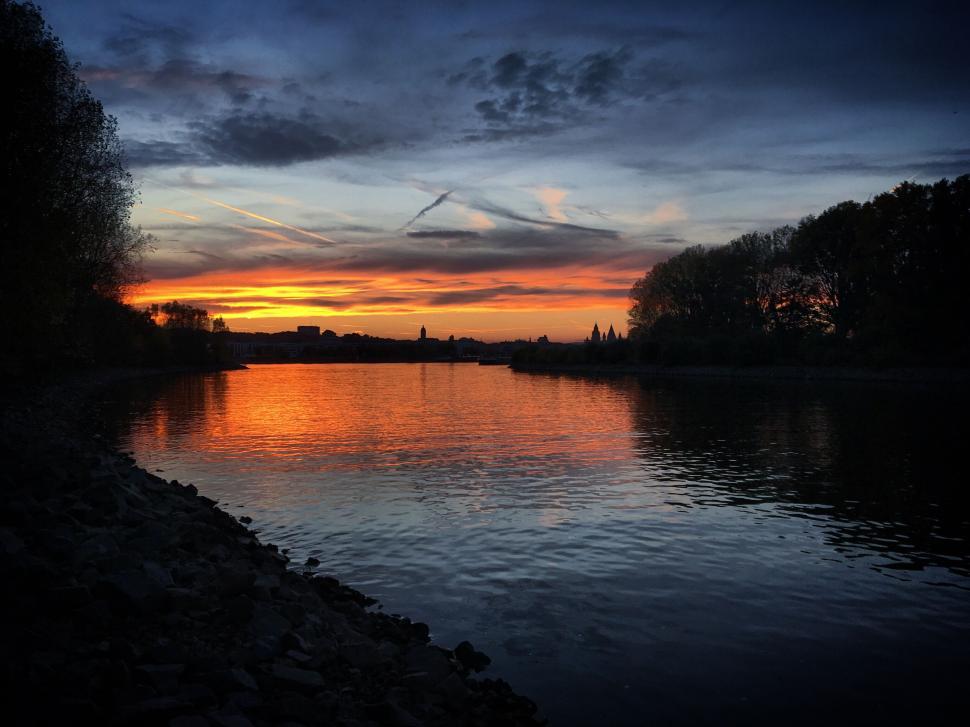 Free Image of Serene lake at sunset with reflection of vibrant sky. 