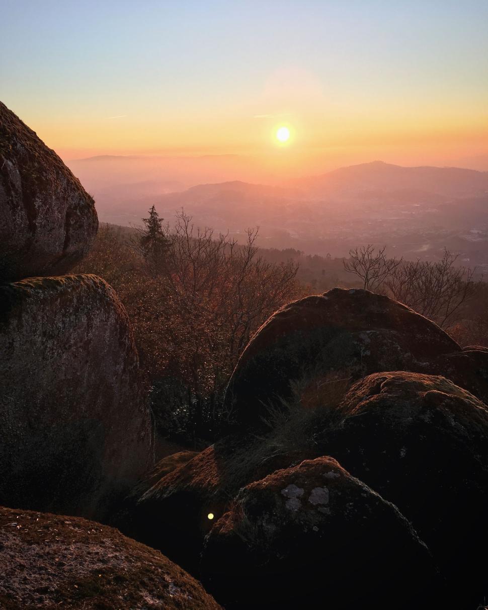 Free Image of Sunrise over mountainous landscape with large rocks 