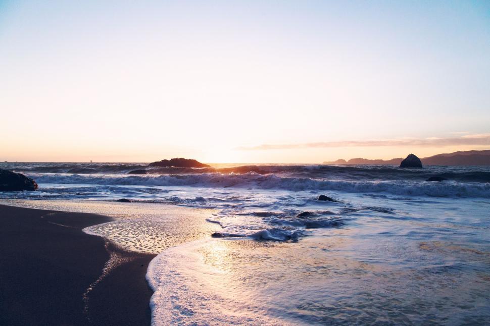 Free Image of Beautiful sunset over a peaceful ocean coastline view 