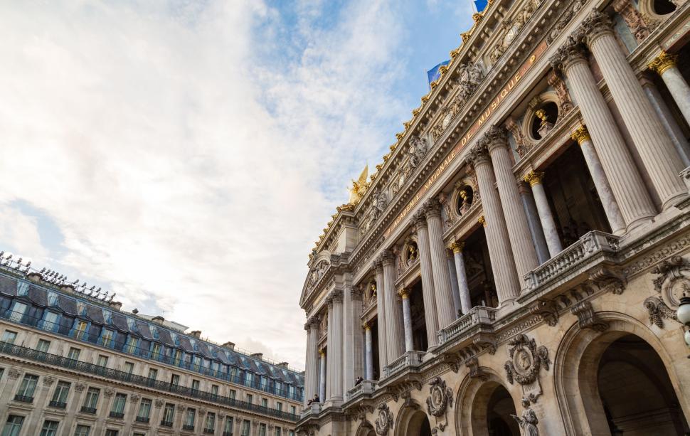 Free Image of Classic historical building with majestic columns exterior 