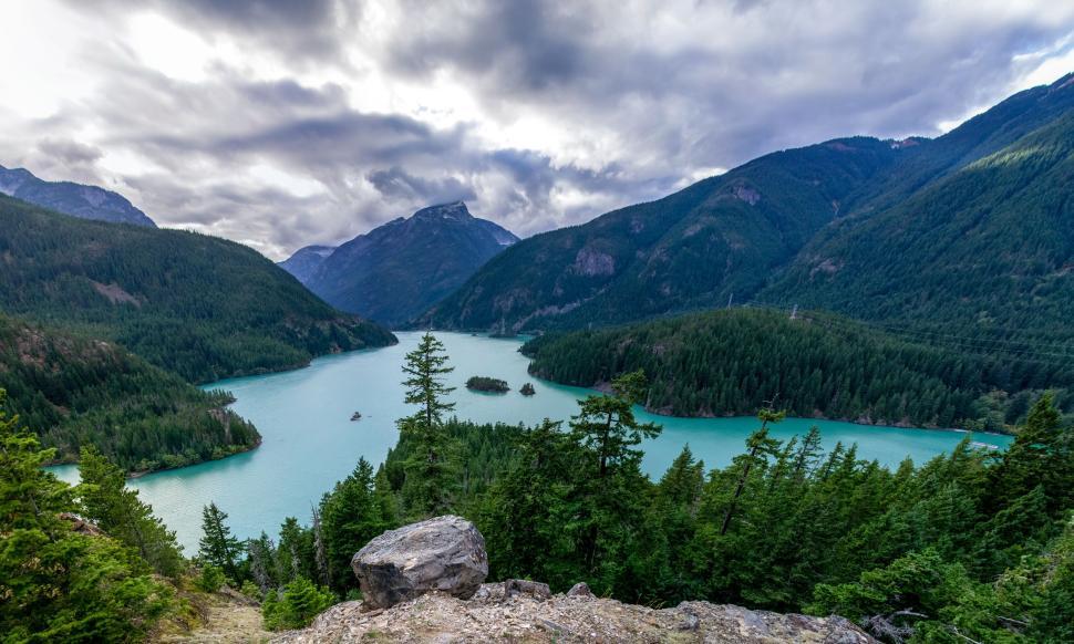 Free Image of Serene lake landscape with mountains in the background 