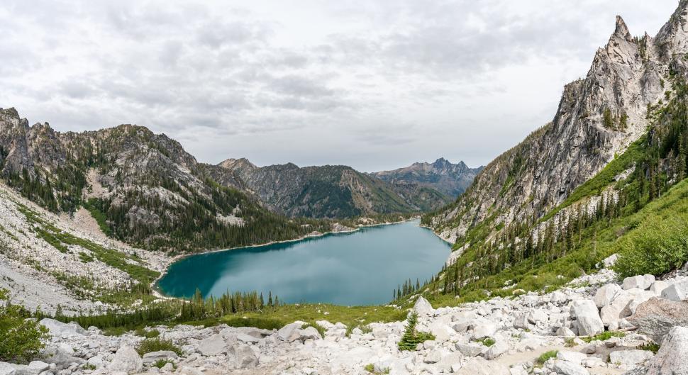 Free Image of Scenic mountain lake surrounded by rugged terrain. 