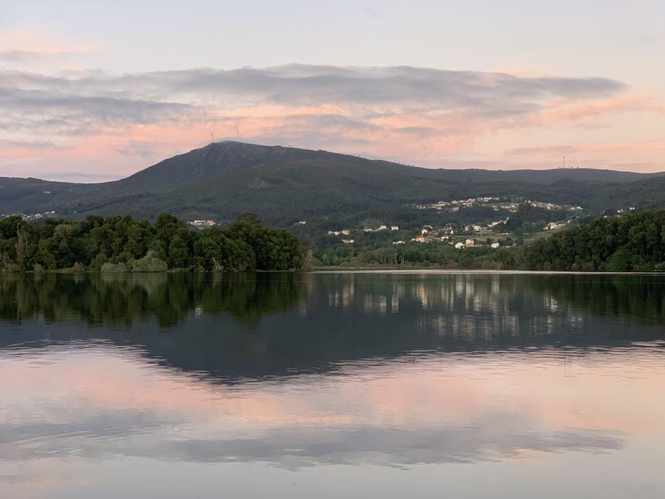 Free Image of Sunrise over lake and mountains with reflection 