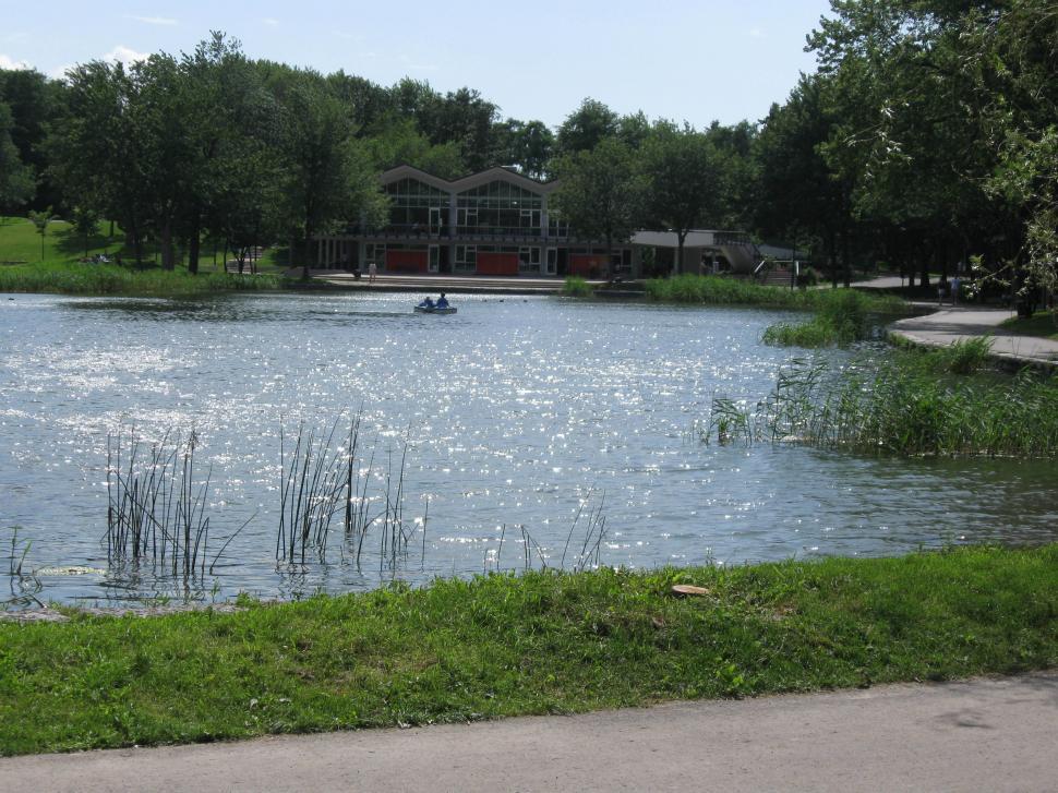 Free Image of House by the Lake 