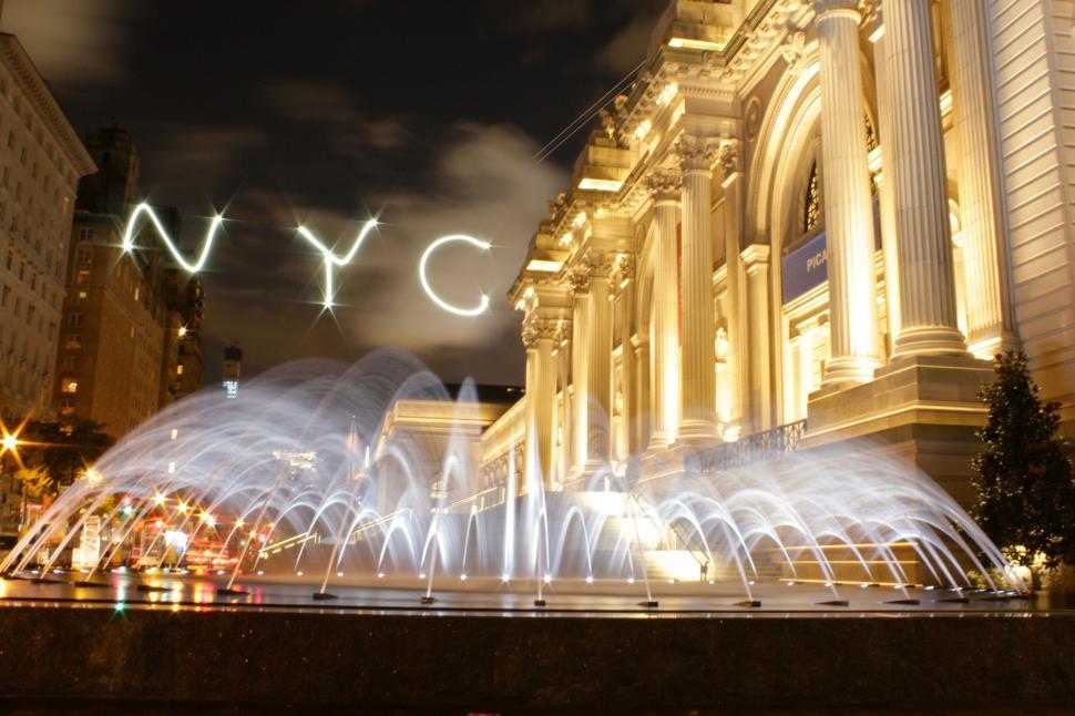 Free Image of Night view of NYC landmark with illuminated fountains. 