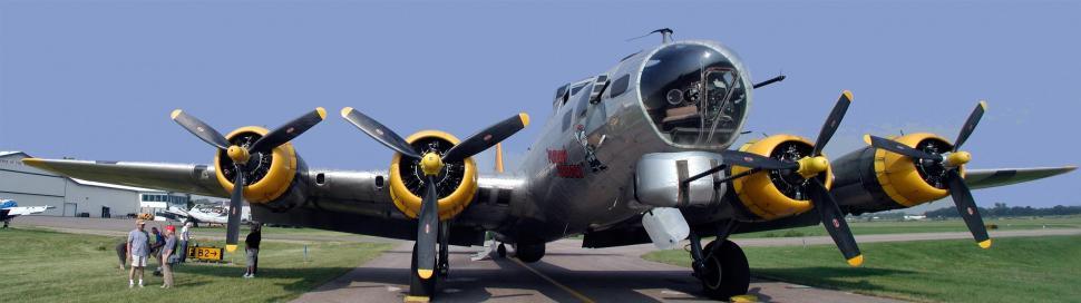 Free Image of B-17 bomber 