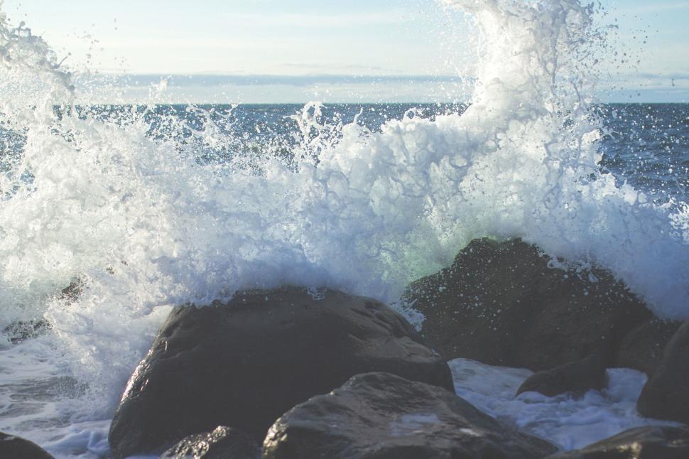 Free Image of Majestic ocean waves crashing onto coastal rocks. 