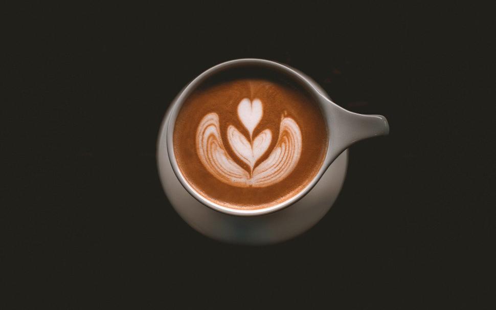 Free Image of Beautiful latte art in a creative designed cup 
