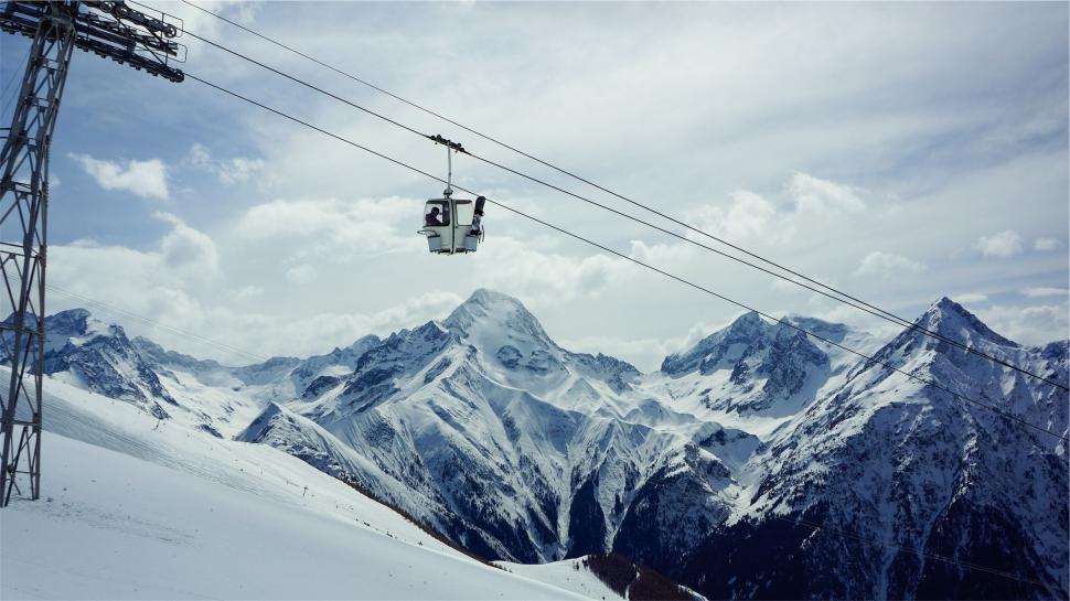 Free Image of Ski lift against backdrop of snowy mountain landscape 