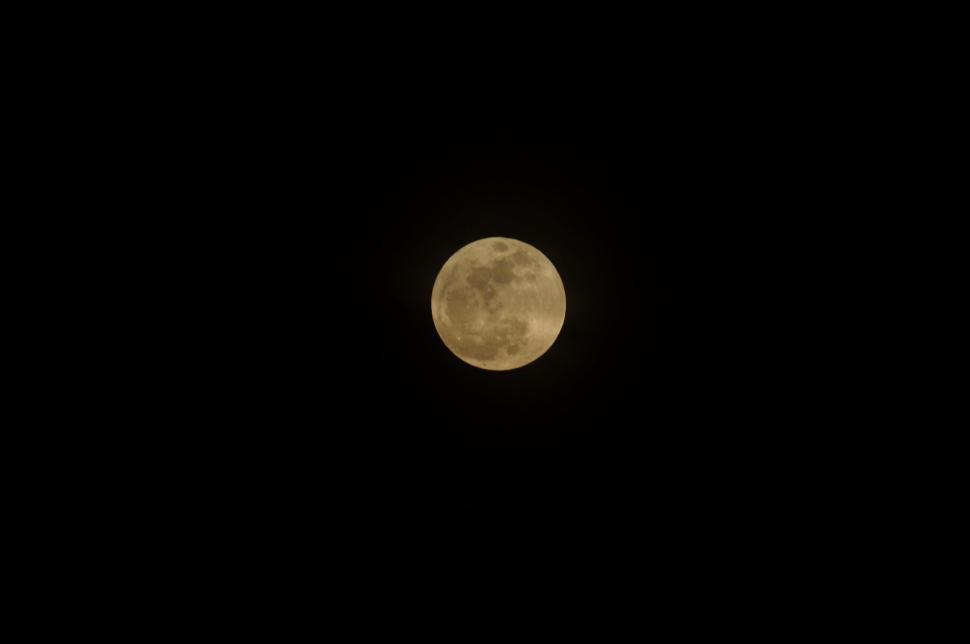 Free Image of Full moon against a backdrop of dark night sky 