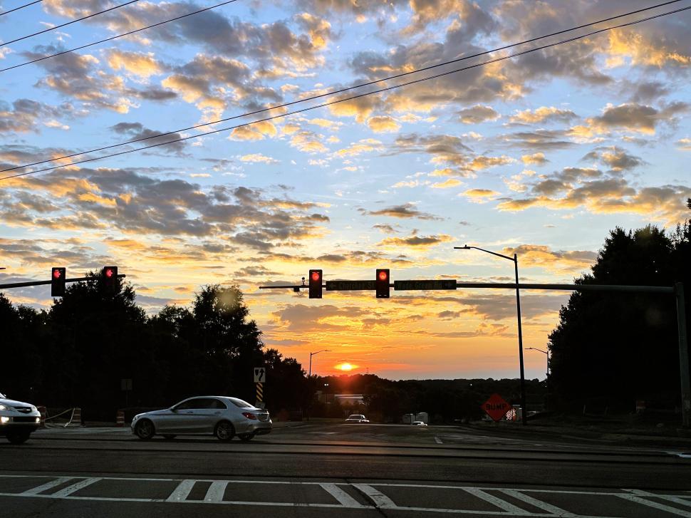 Free Image of Traffic lights at crossroads during vibrant sunset evening 