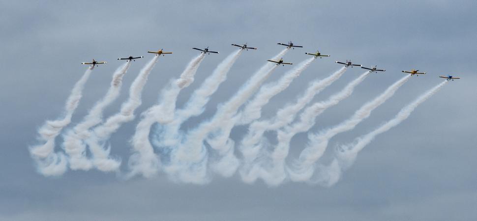 Free Image of Synchronized fighter jets performing aerobatic maneuvers. 