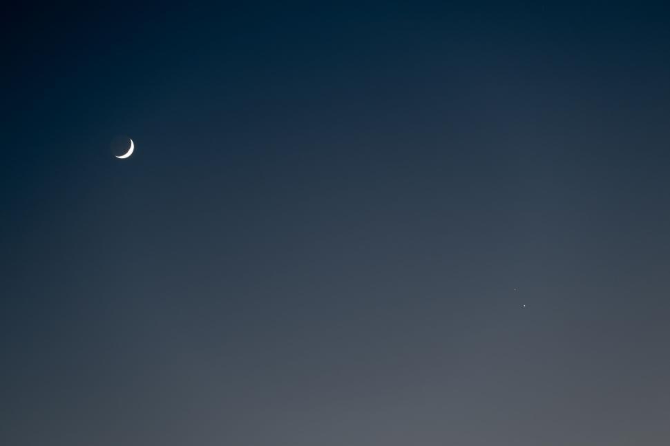 Free Image of Crescent moon and bright stars in twilight atmosphere 